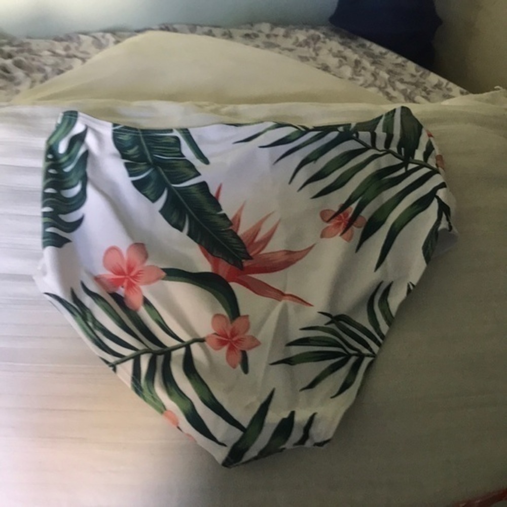 - Shein bikini set - Picture 4 of 5